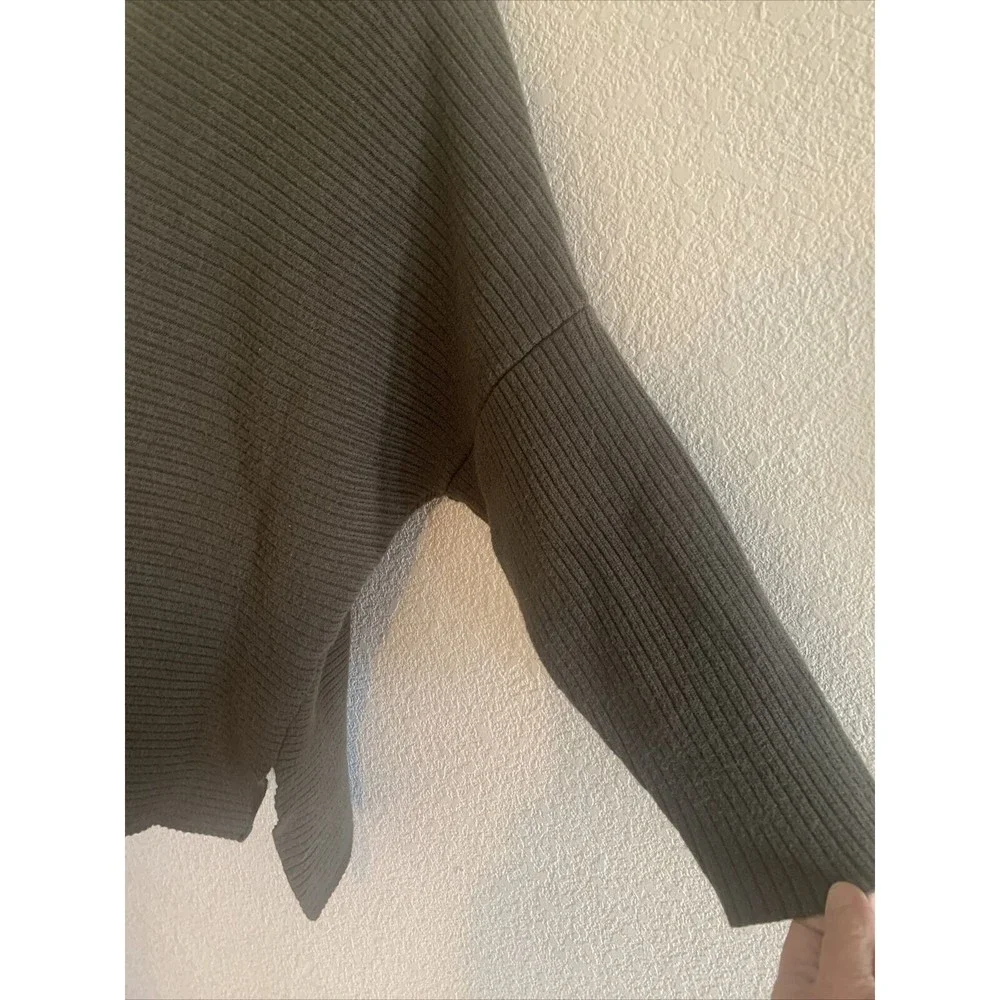 Adrianna Papell Sweater Size M Lightweight Pullover Olive Green Boxy V-Neck